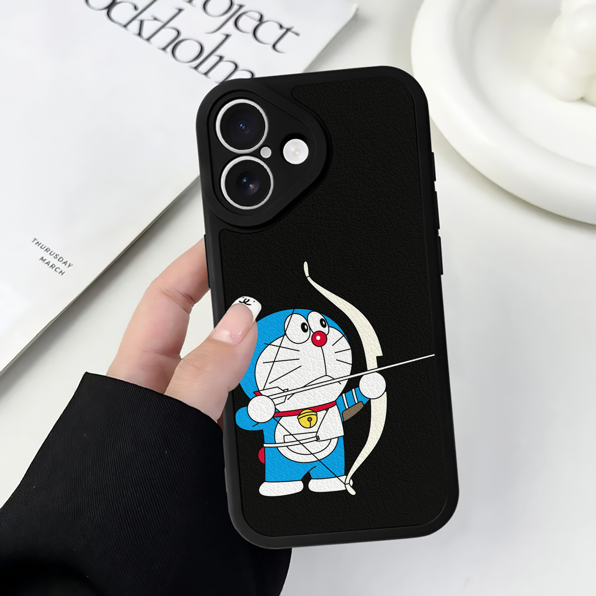 （画像用） ドラえもん Doraemon 【iPhone 16シリーズ対応】シリコンスマホケース（レザー調） 材質：シリコン